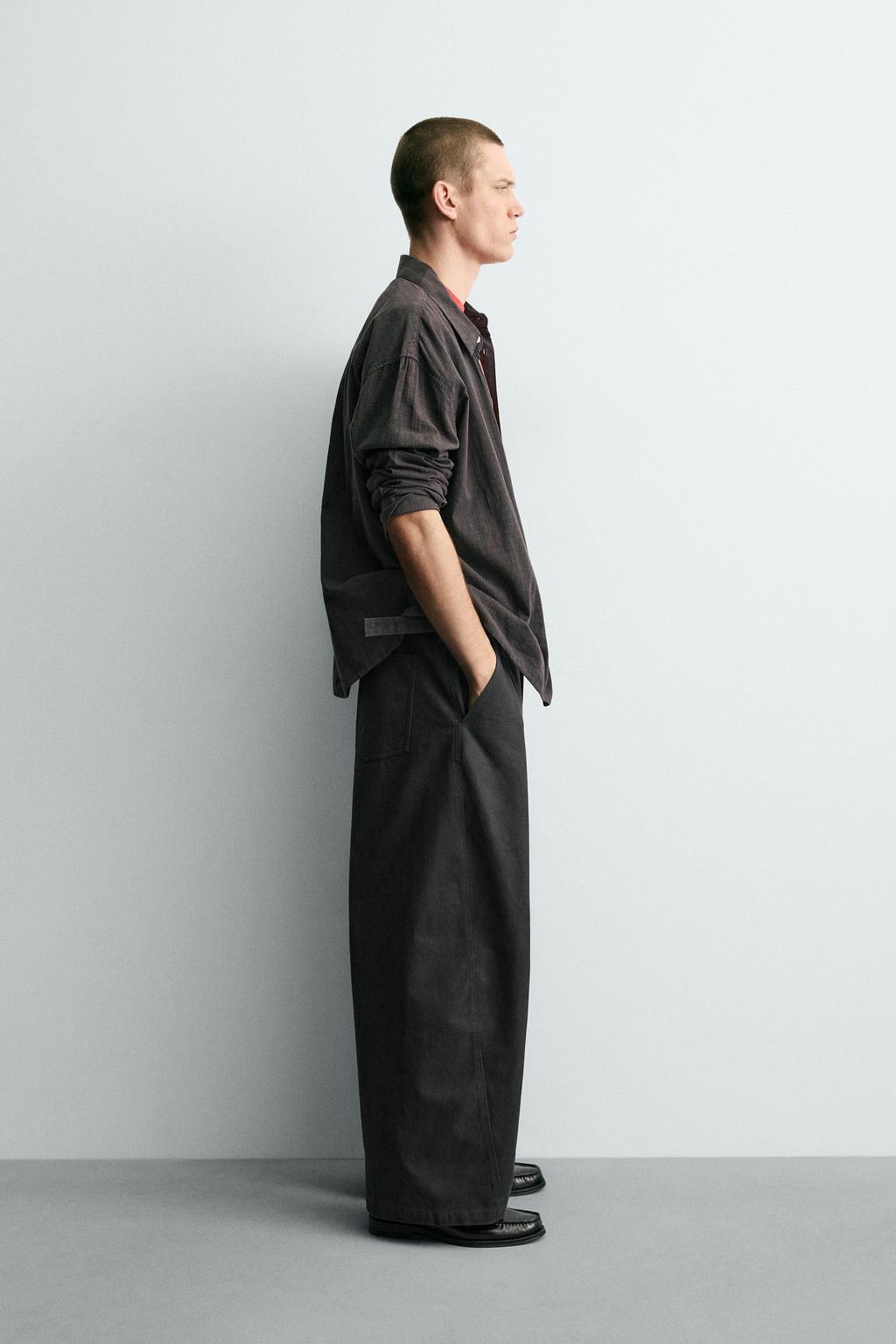 PANTAL?N RELAXED FIT COSTURA GIRADA / Gris antracita - Zara фото 4