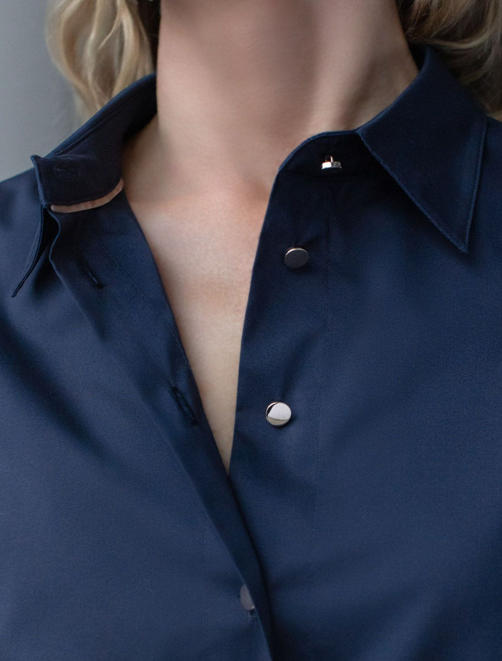 Блузка Vilatte укороченная с рукавами буфами из эластичного хлопка темно-синяя  фото 2