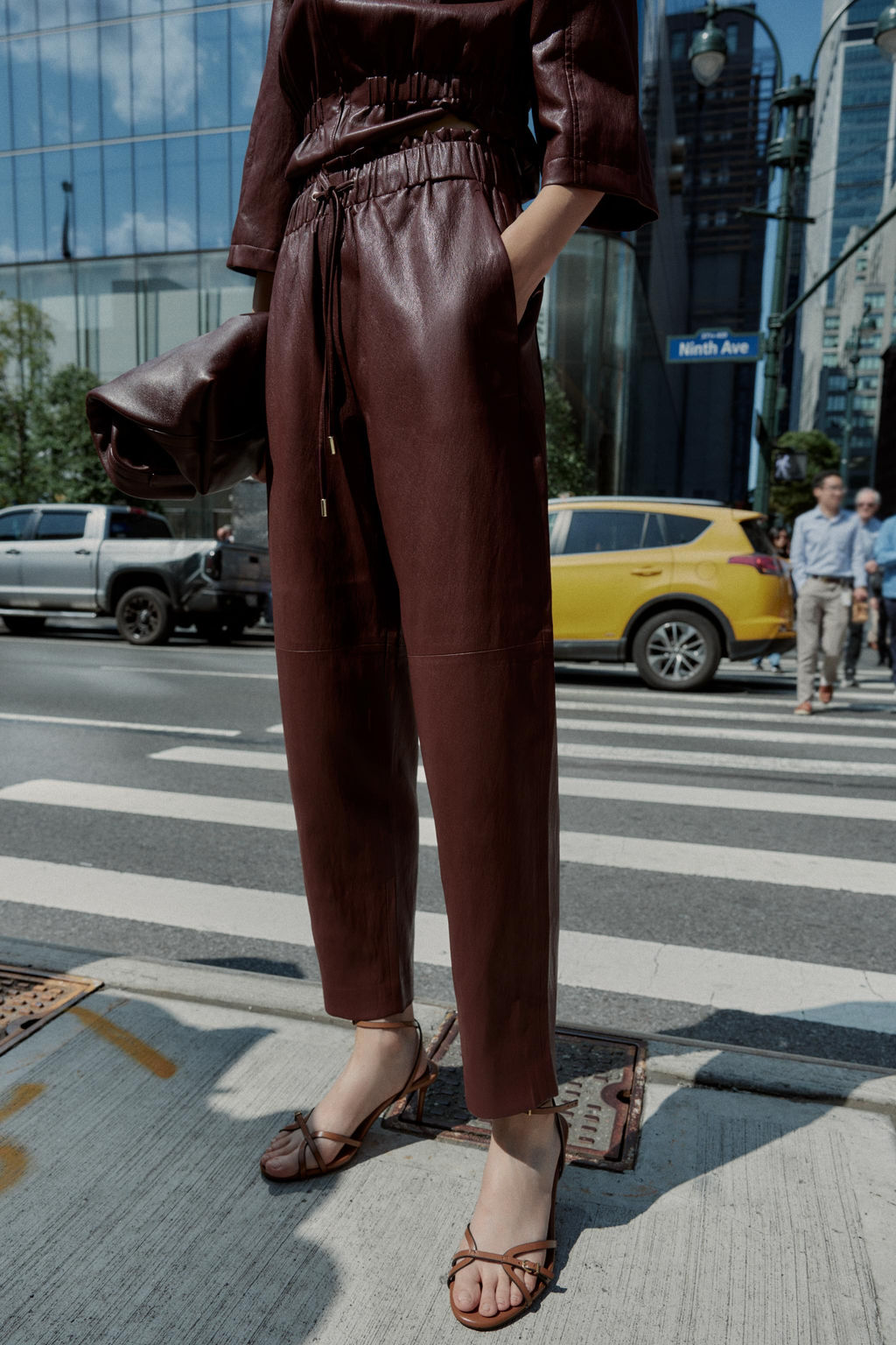 FAUX LEATHER TROUSERS - Zara фото 4