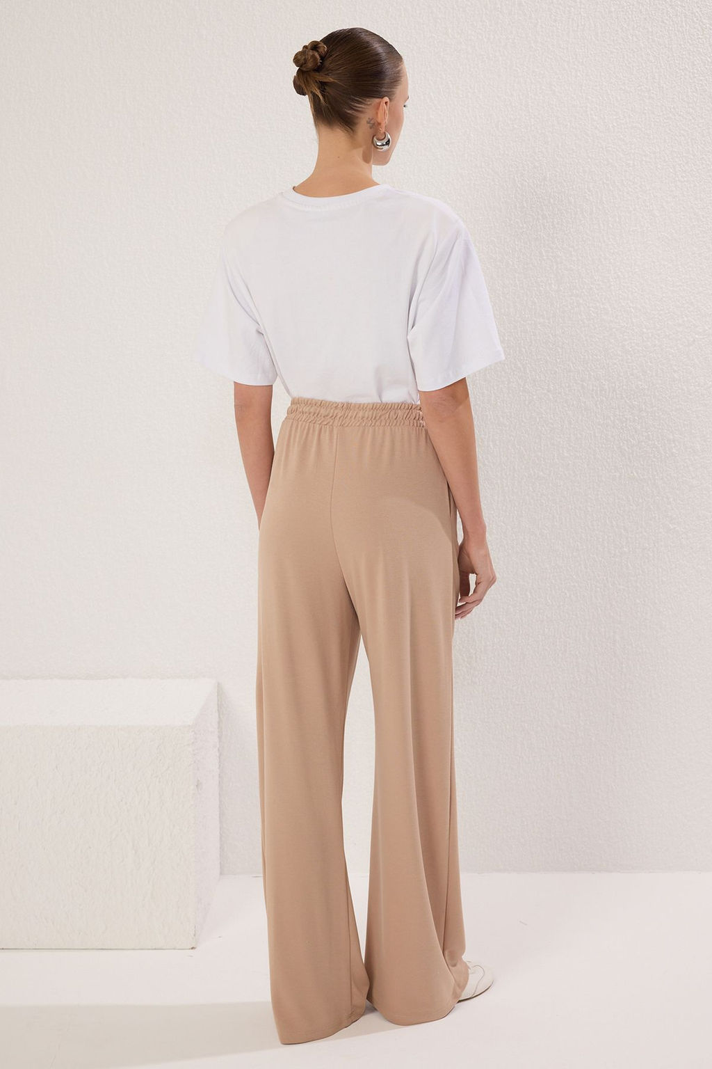 TRENDYOLMILLA Bej Wide Leg Lastikli Yuksek Bel Esnek Yumusak Orme Pantolon TWOSS25PL00058  фото 4