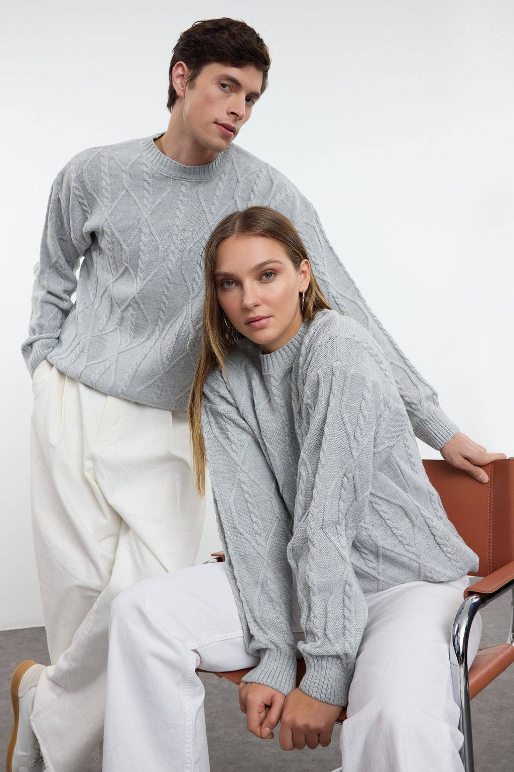 TRENDYOL MAN Ekru Unisex Oversize Fit Genis Kal?p Sac Orgu Bisiklet Yaka Yumusak Triko Kazak TMNAW24KZ00003