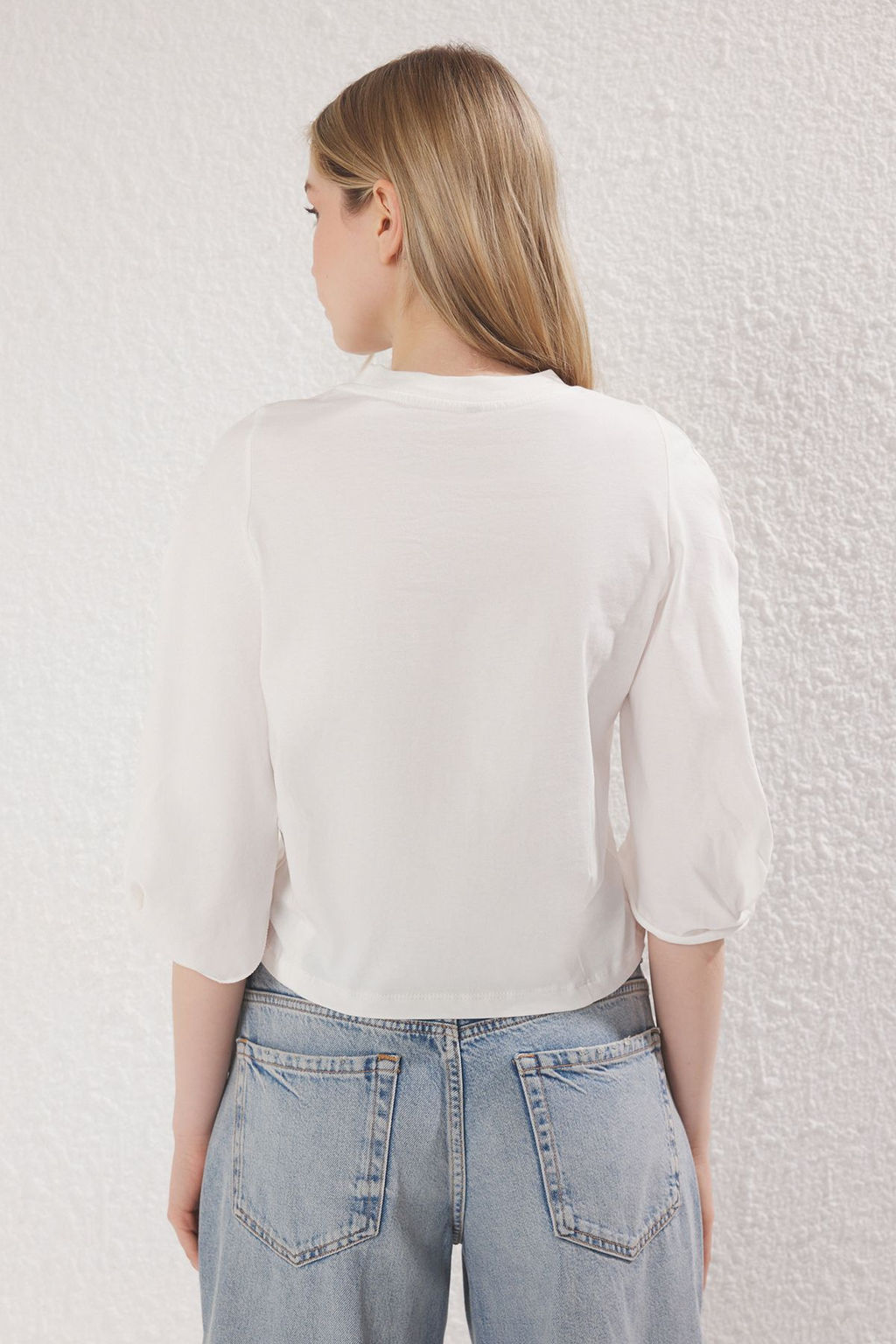 TRENDYOLMILLA Ekru %100 Pamuk Regular/Normal Kal?p Kol Detayl? Orme T-Shirt TWOSS25TS00065 фото 4