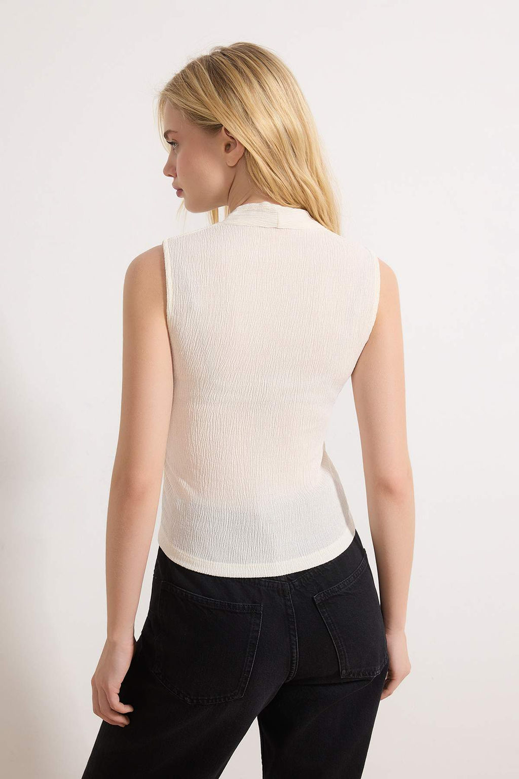 Tas Fitted/Vucuda Oturan V Yaka Kolsuz Crop Dokulu Orme Bluz TWOSS26BZ00249 - Trendyolmilla фото 4