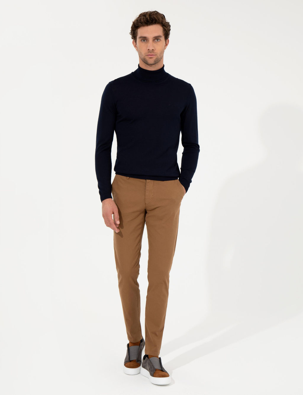 Базовый трикотажный свитер с водолазкой узкого кроя темно-синего цвета - Cacharel фото 3