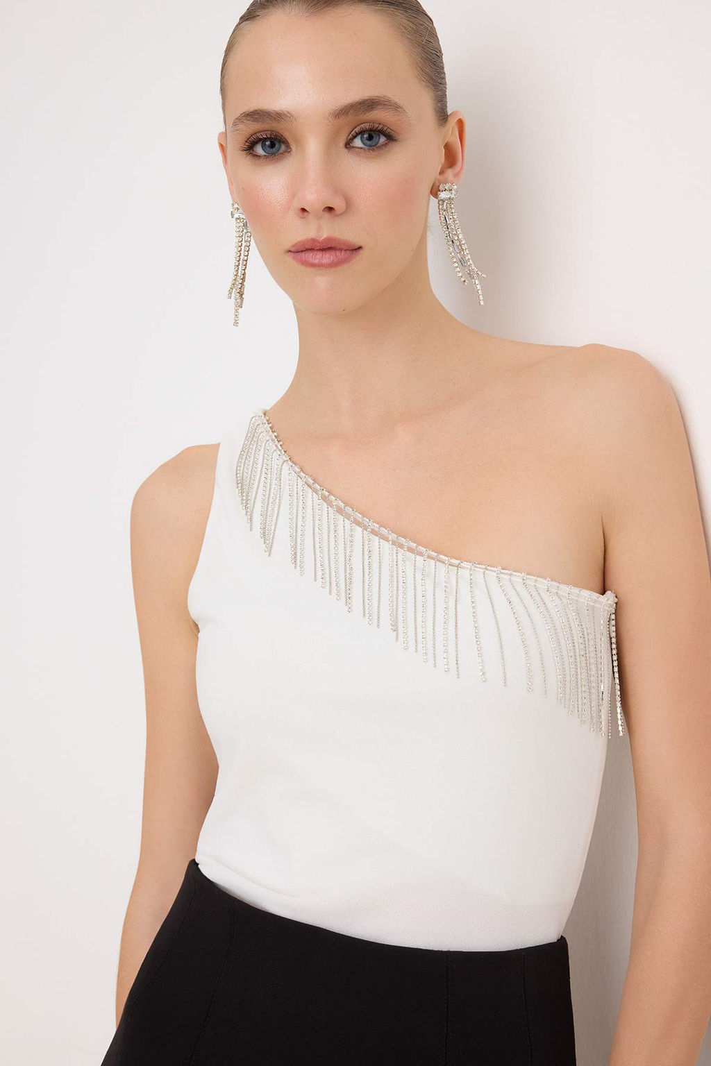 Siyah Tas Aksesuar Detayl? Asimetrik Yaka Party Bluz TPRSS26BZ00040 - Trendyolmilla фото 5