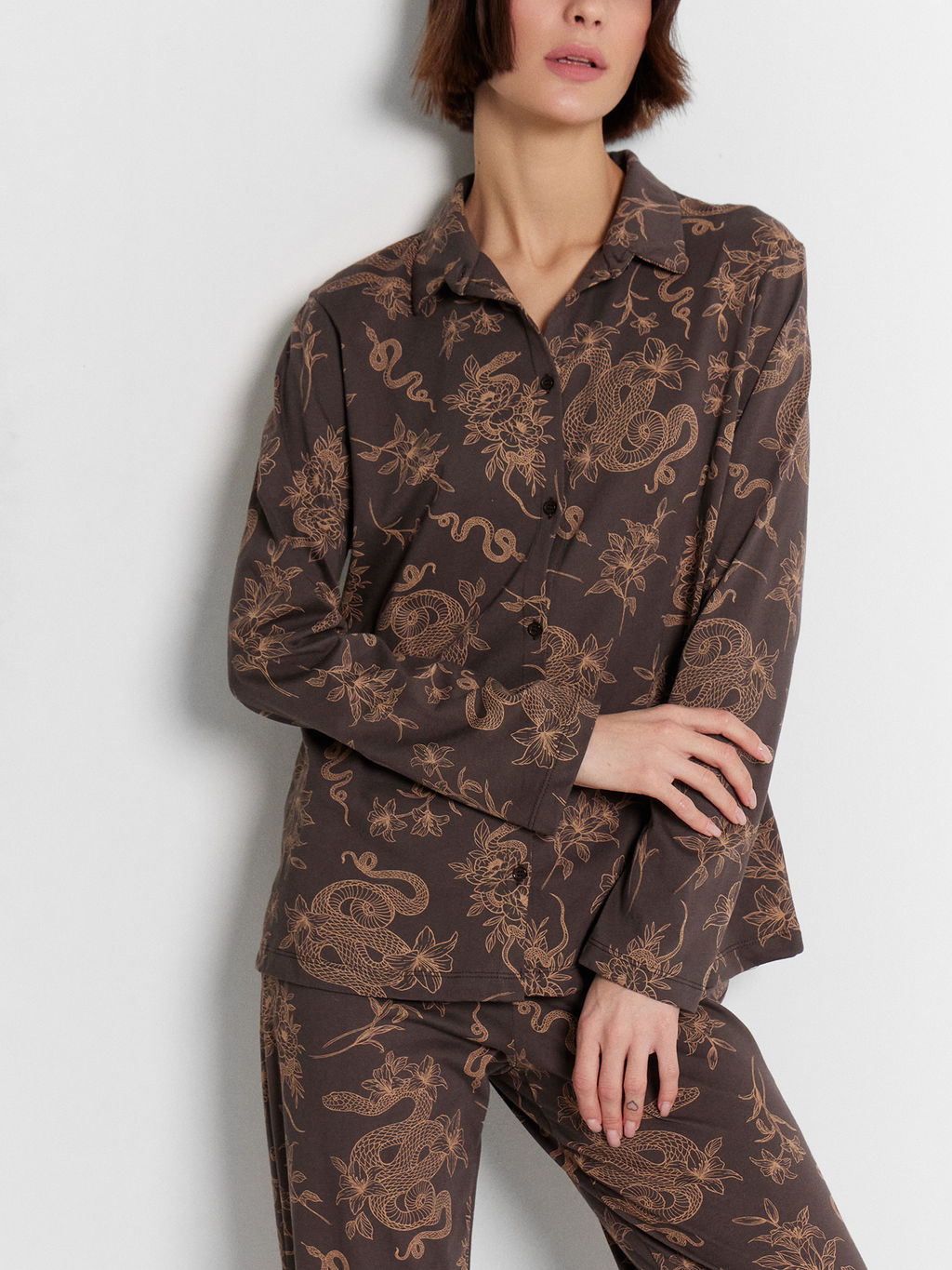 Пижама женская коричневая с принтом Змеи - Mark formelle фото 8