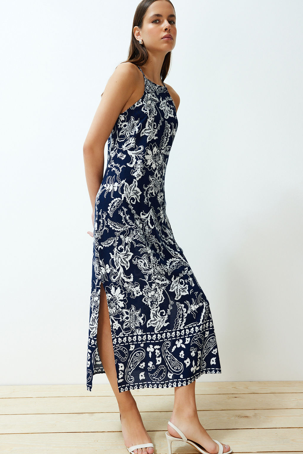 TRENDYOLMILLA Lacivert Cicekli Duz Kesim Viskon Maxi Dokuma Elbise TWOSS24EL00524  фото 3