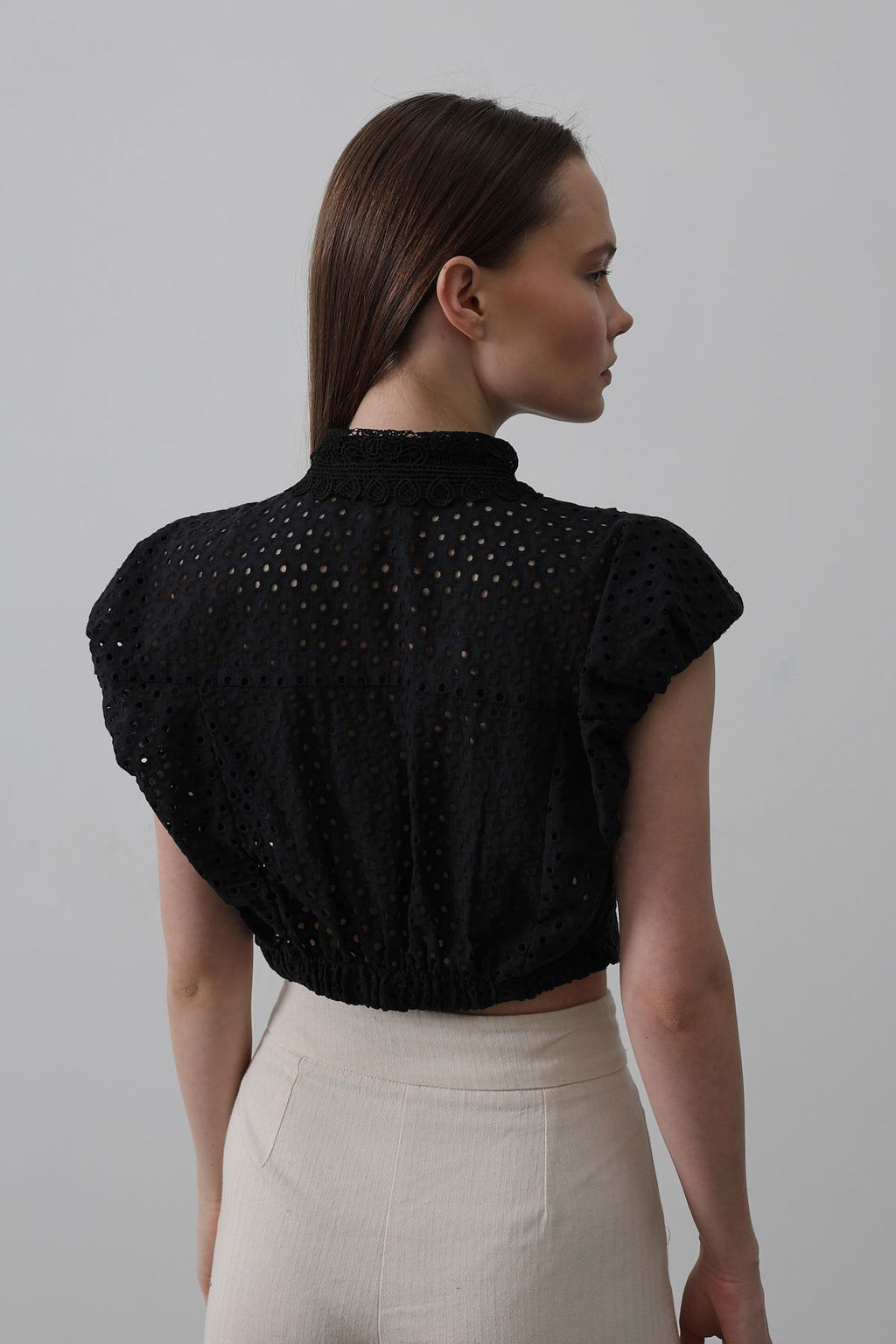 Siyah %100 Pamuk Brode Kolsuz Crop Gomlek TWOSS25GO00175