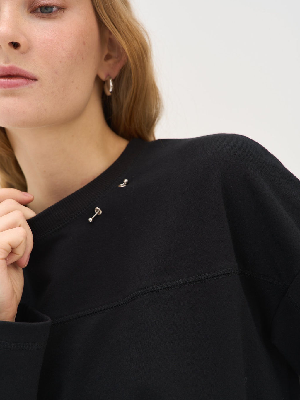 Свитшот укороченный с декором "Уголь" женский