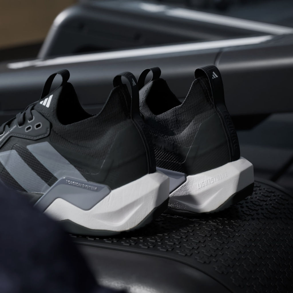 Кроссовки женские