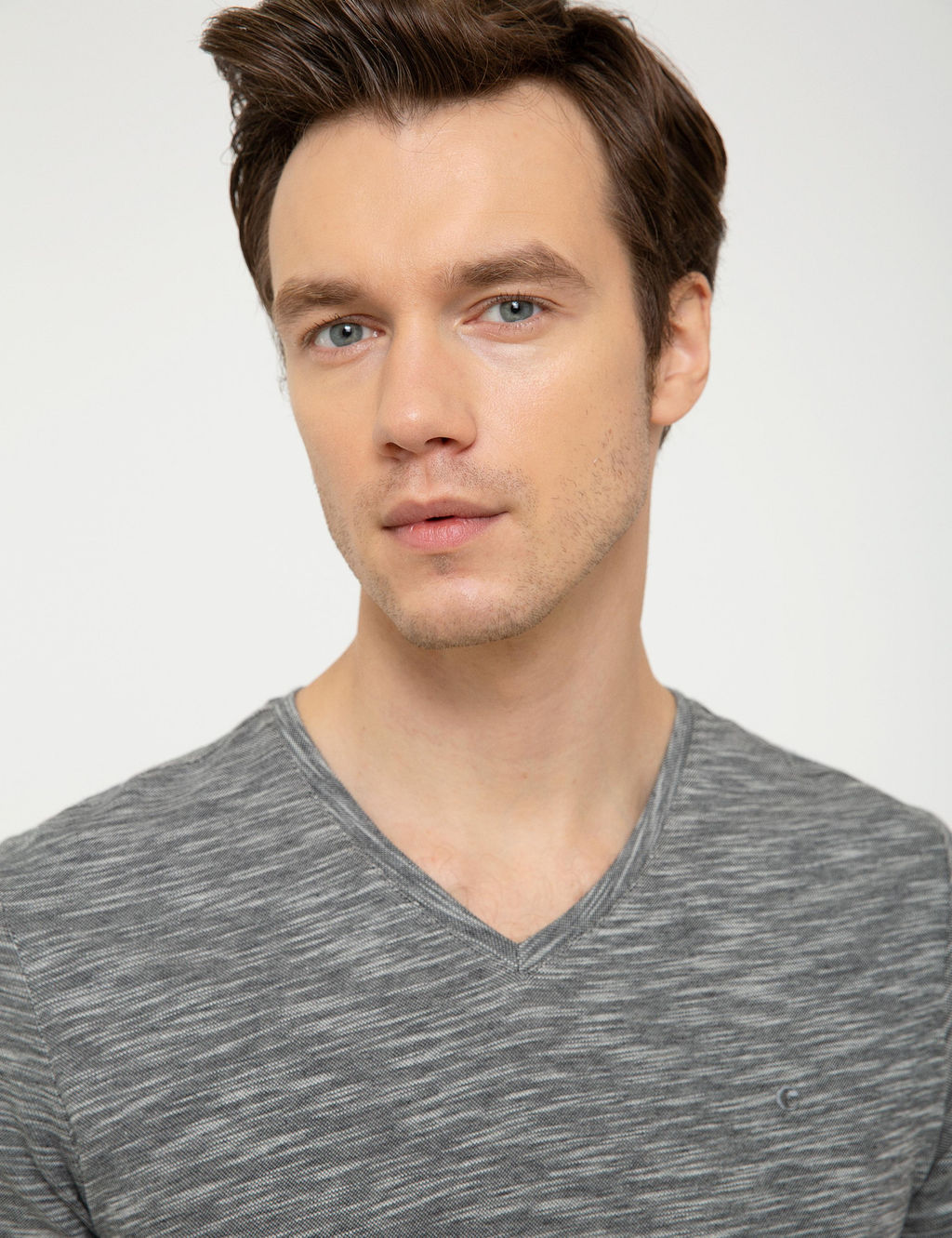 Черная футболка с v-образным вырезом - Cacharel фото 7