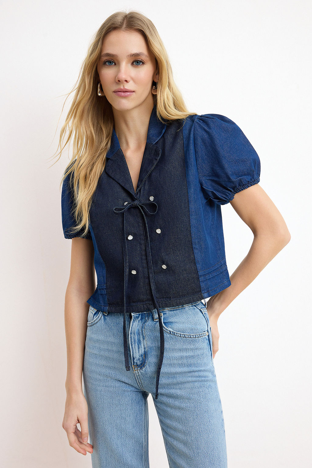 Nasiba Hafiz x Trendyol Collection Balon Kollu Renk Bloklu Denim Bluz TWOSS26BZ00423