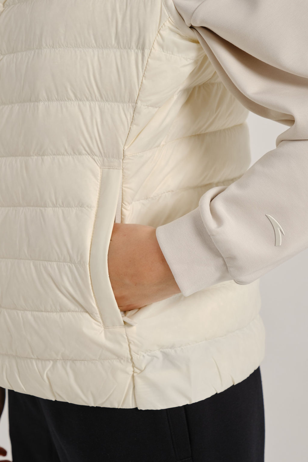 Жилет пуховый Белый TRN ESSENTIAL Down Vest - Anta фото 4