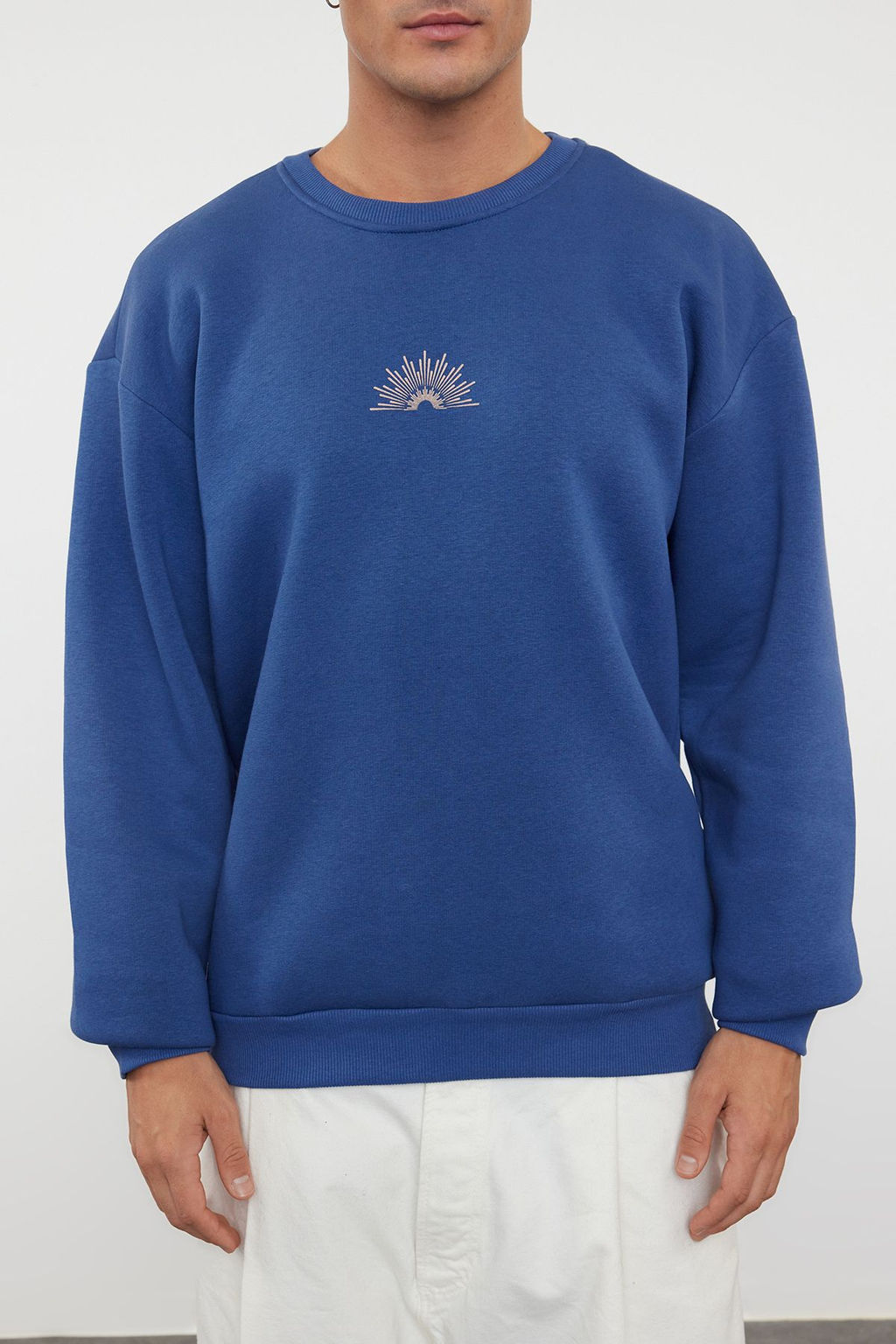 TRENDYOL MAN Indigo Oversize/Genis Kesim S?rt Yaz? Bask?l? Ici Polar/S?cak Tutan Sweatshirt TMNAW25SW00056 - Trendyolmilla фото 3