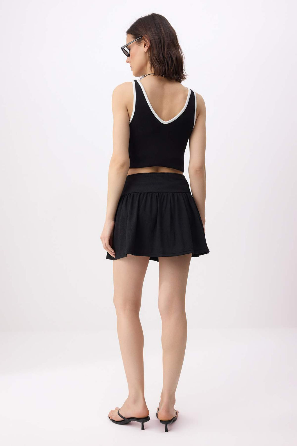 Siyah Duz Sort Etek Baglama Detayl? Dar Paca K?sa Dokulu Orme Sort & Bermuda TWOSS26SR00077