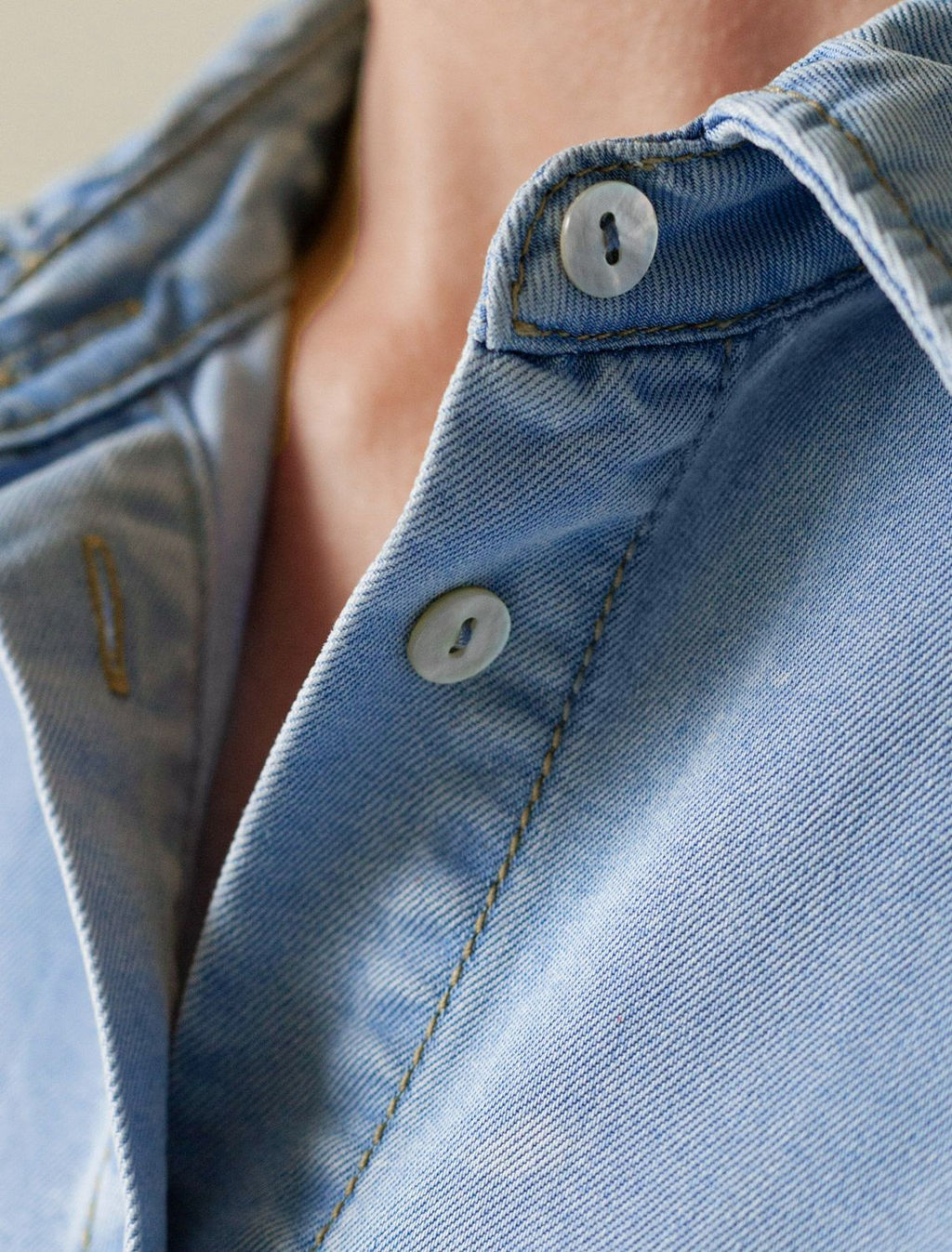 Укороченная блузка с коротким рукавом из джинсового лиоцелла - Vilatte фото 4