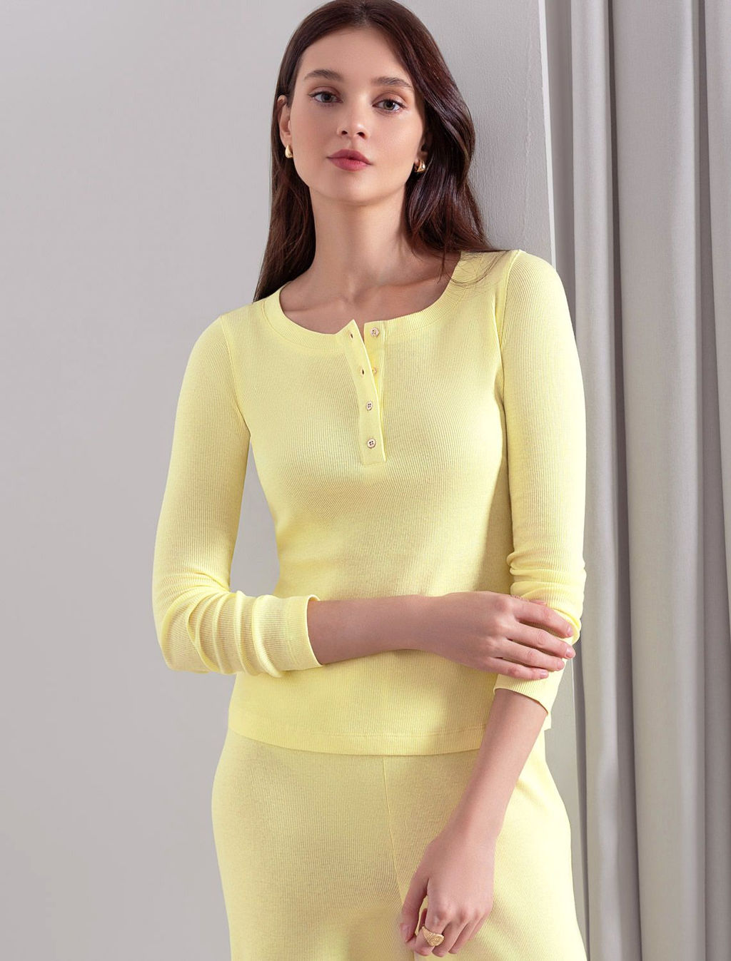 Лонгслив облегающий из фактурного трикотажа в рубчик с круглым вырезом на пуговицах - Vilatte фото 6