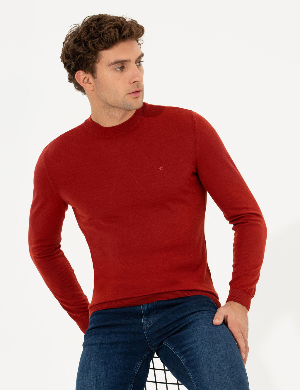 Базовый трикотажный свитер приталенного кроя Brick с круглым вырезом и круглым вырезом