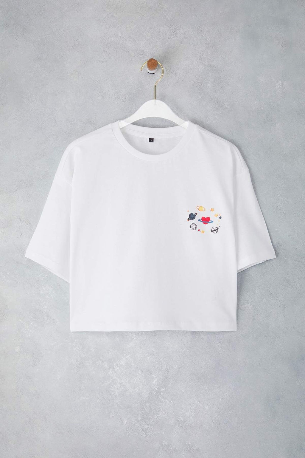 Beyaz Galaksi Bask?l? Relaxed/Rahat Kal?p %100 Kal?n Pamuklu Crop Orme T-Shirt TWOSS23TS00038