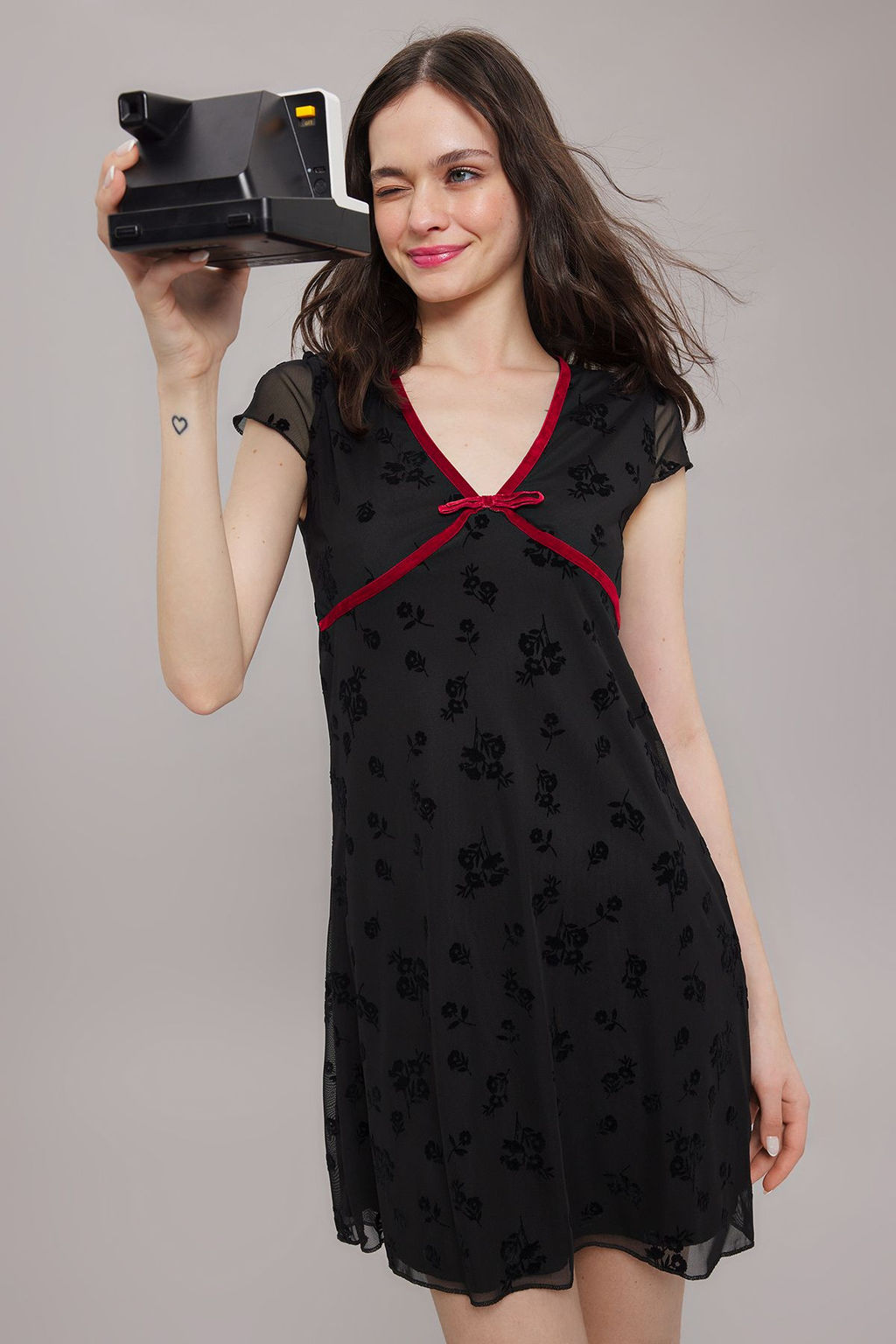 Siyah Flok Bask?l? Tul Kontrast Biye Detayl? Mini Esnek Orme Elbise TWOSS25EL00469 - Trendyolmilla фото 2