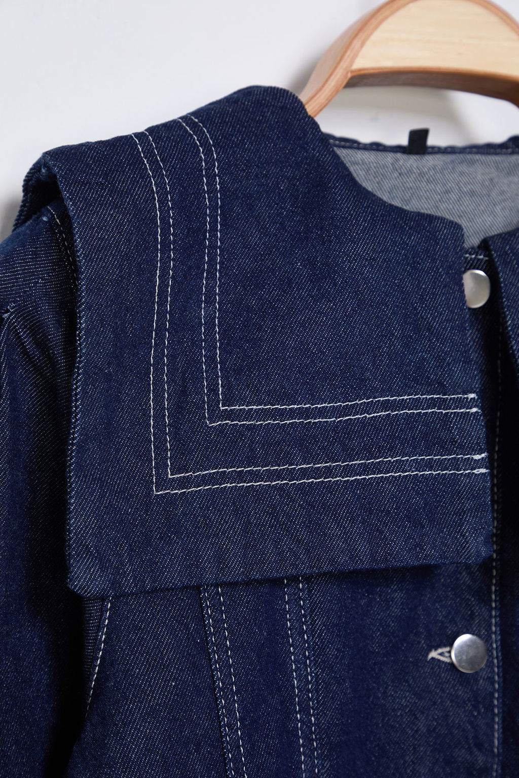 Koyu Mavi Denizci Yaka Detayl? Kontrast Dikisli Denim Gomlek Ceket TWOSS25CE00003