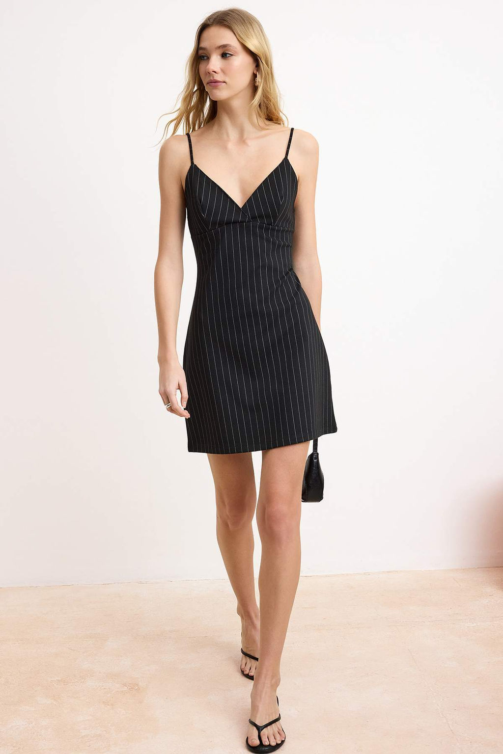 Siyah Cizgili A-Kesim/Can Form V Yaka Ince Ask?l? Kolsuz K?sa Interlok Orme Elbise TWOSS26EL00206