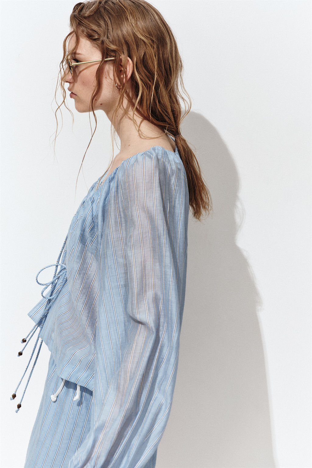 Blusa en mezcla de lino con lazadas - H&m фото 3