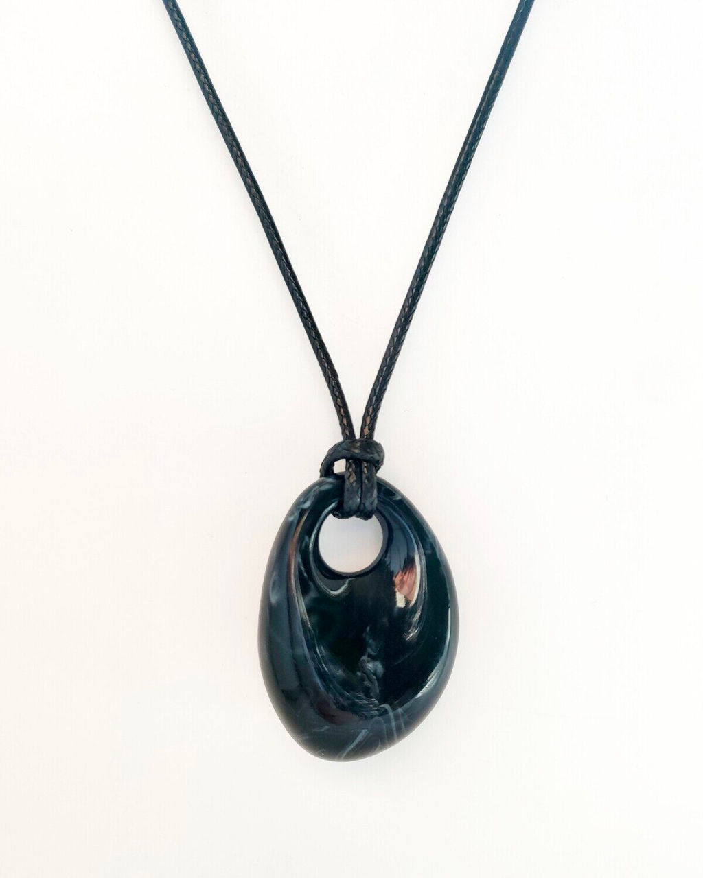 Кулон на шнурке