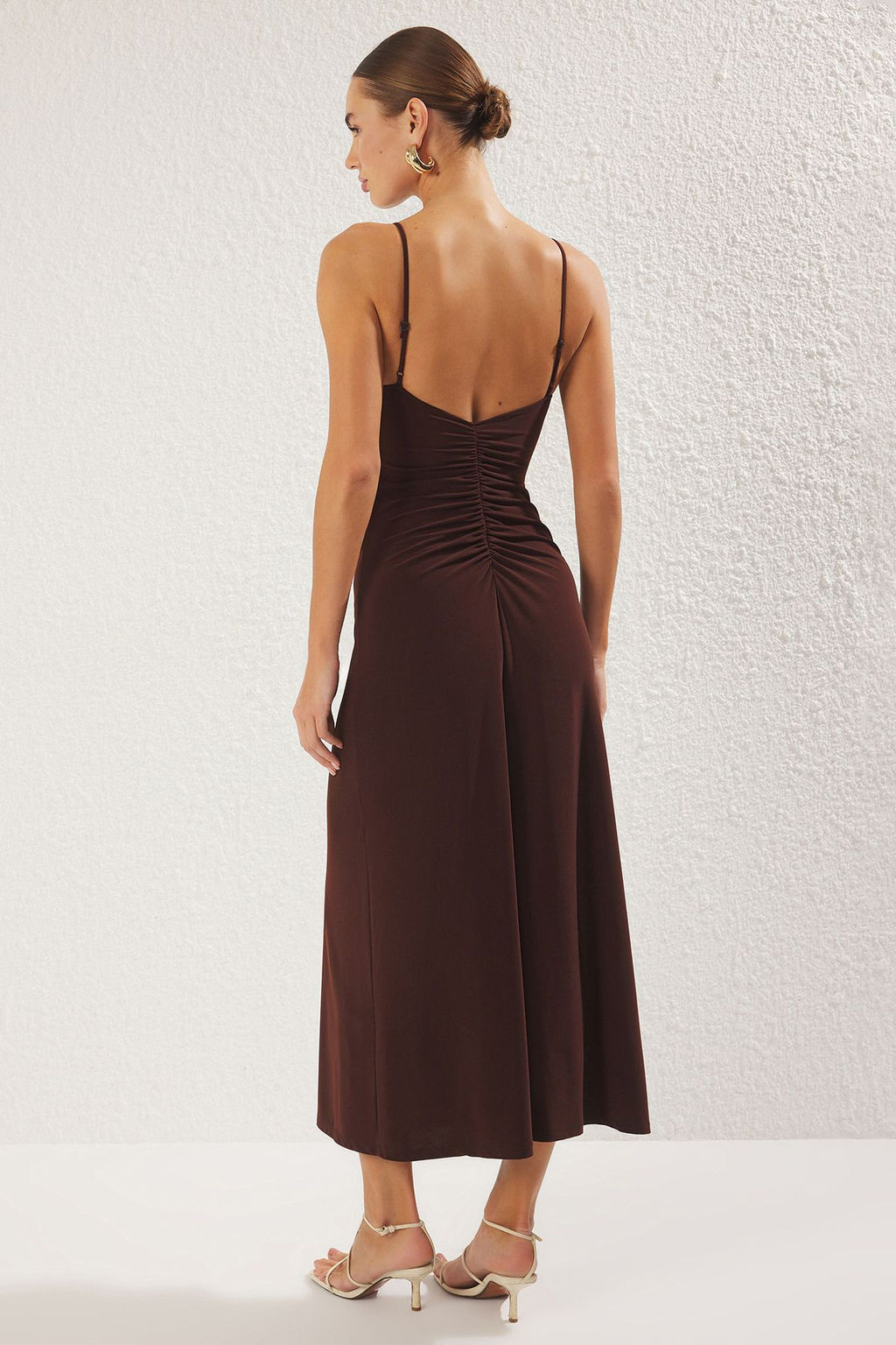 Kahverengi Ask?l? S?rt Dekolteli A-line/Can Ac?lan Esnek Maxi Orme Elbise TWOSS25EL00539