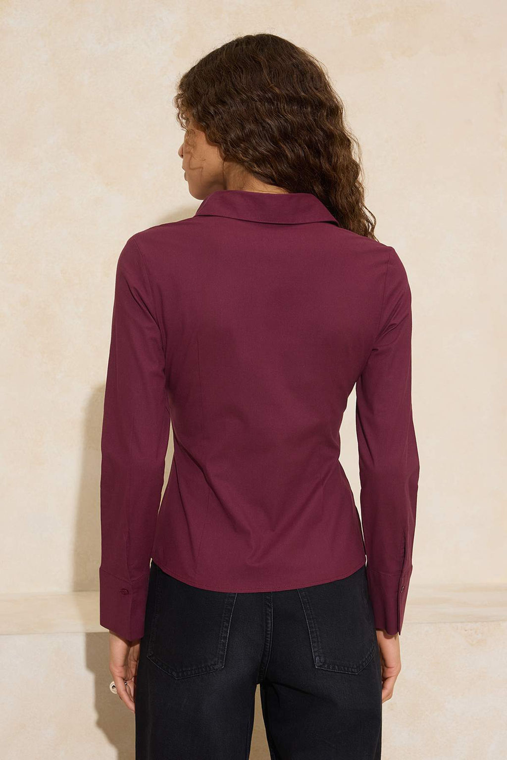 Wardrobe Essentials Siyah Hafif Bele Oturan Pamuklu Dokuma Gomlek TWOAW26GO00022