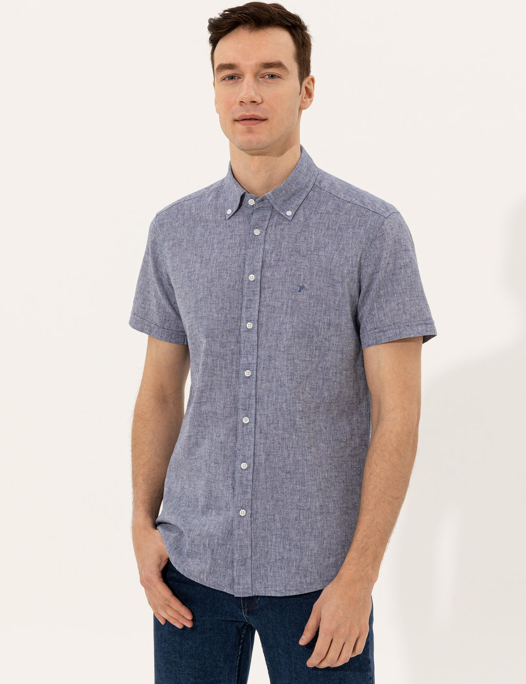 Рубашка приталенного кроя из смесового льна цвета индиго с короткими рукавами