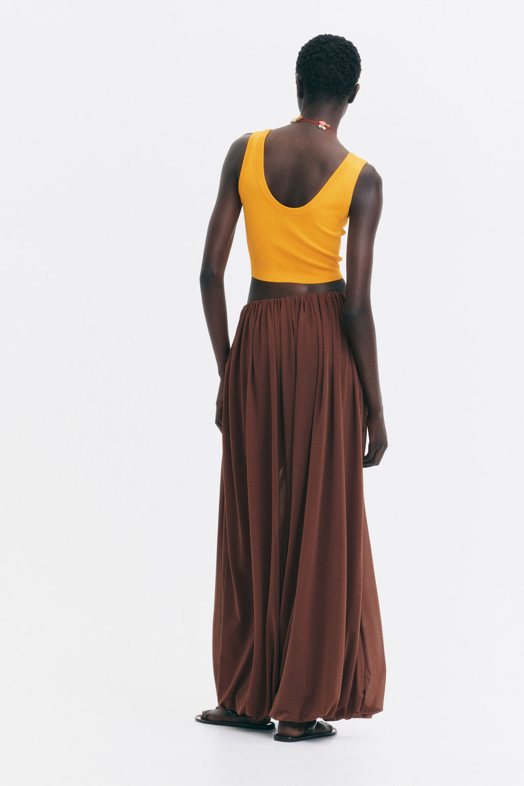 Top cropped sin mangas en punto fino - H&m фото 5