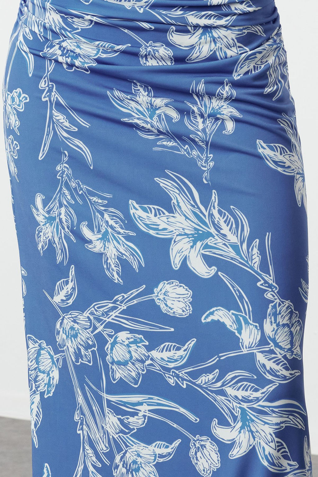 Mavi Cicekli Bask?l? Parlak Yuzeyli Kay?k Kaya Vucuda Oturan Esnek Orme Kalem Elbise TWOSS24EL00528