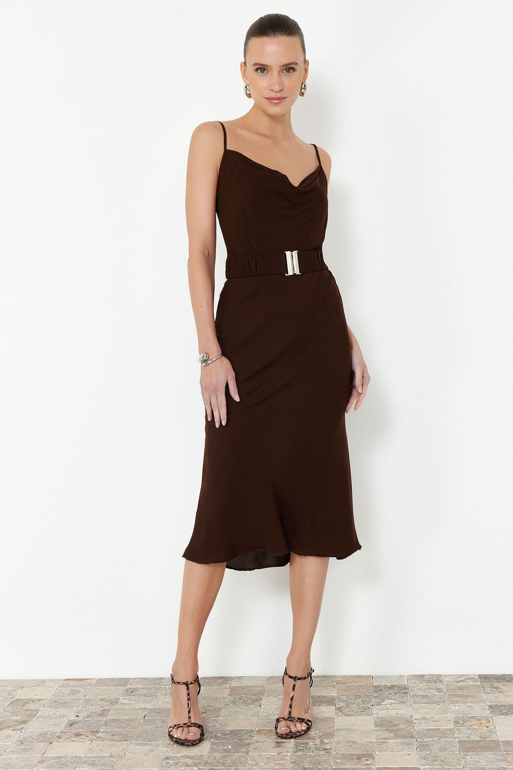 Kahverengi Kemerli Shift/Duz Kesim Degaje Yaka Midi Dokuma Elbise TWOSS21EL2394