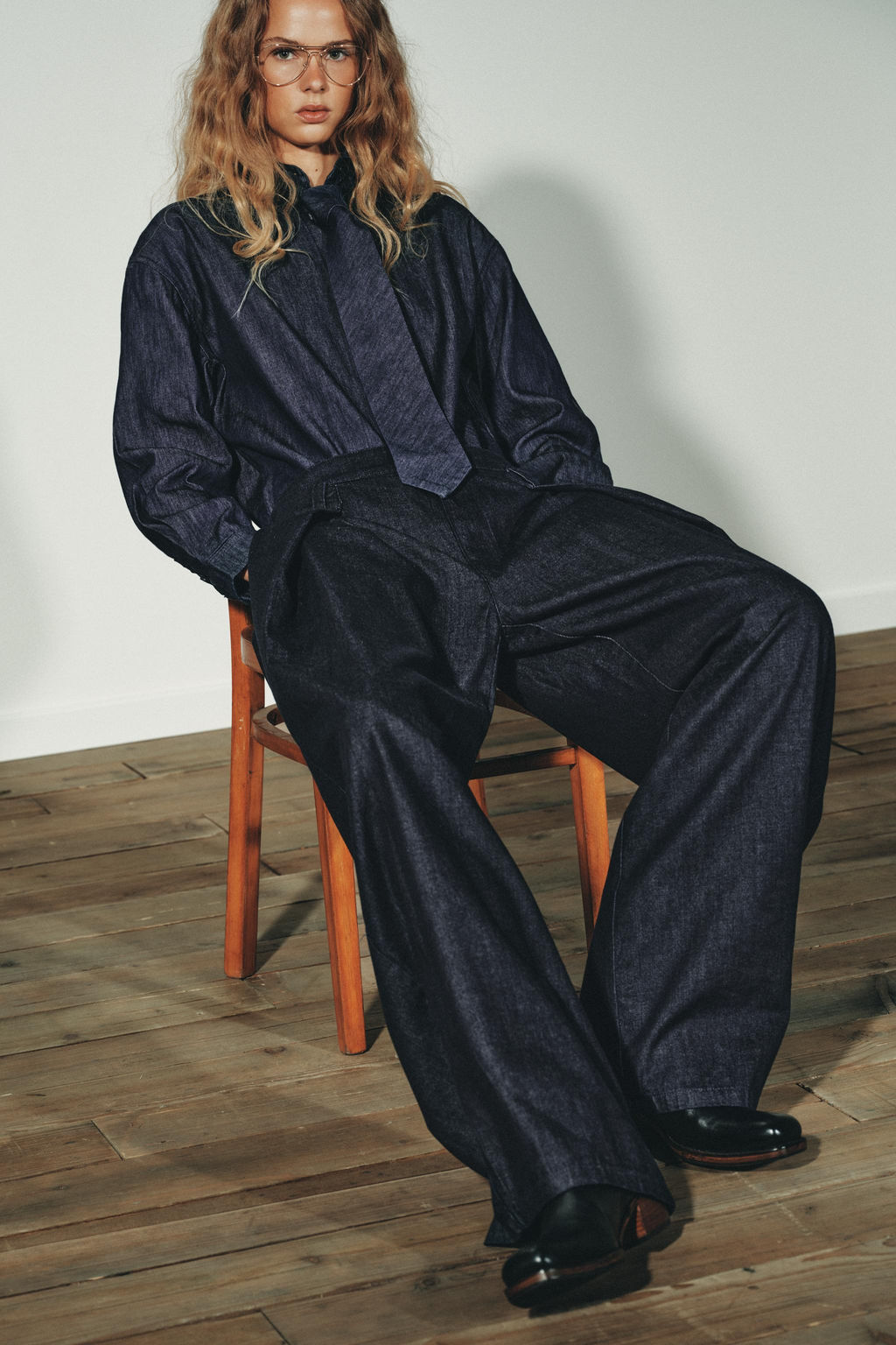 PLEATED DENIM-EFFECT TROUSERS - Zara фото 5