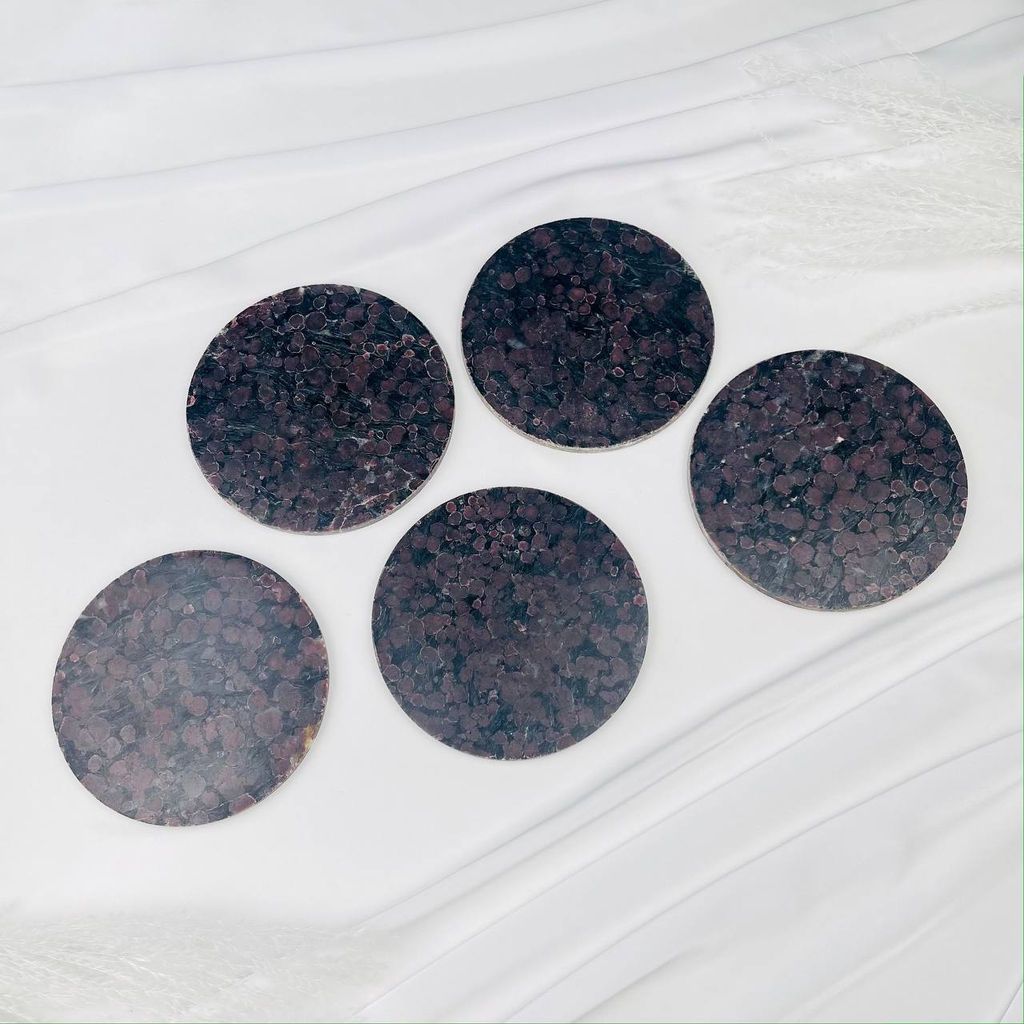 Подставка декоративная из Граната с Арфведсонитом