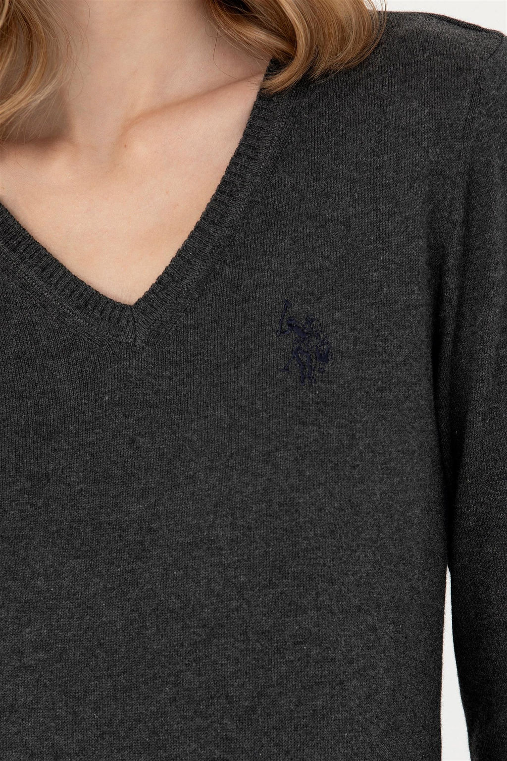 U. S. Polo Assn Женский базовый свитер антрацитового цвета с v-образным вырезом - U.s. polo assn фото 7