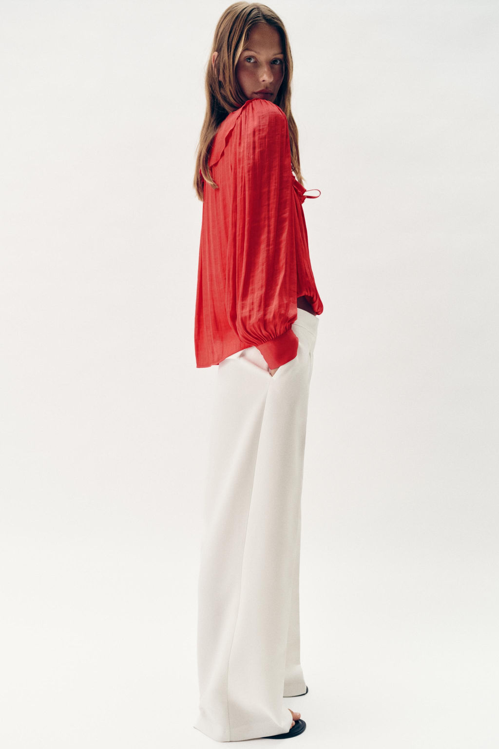 BLUSA SATINADA VOLANTES HOMBRERAS / Fresa - Zara фото 5