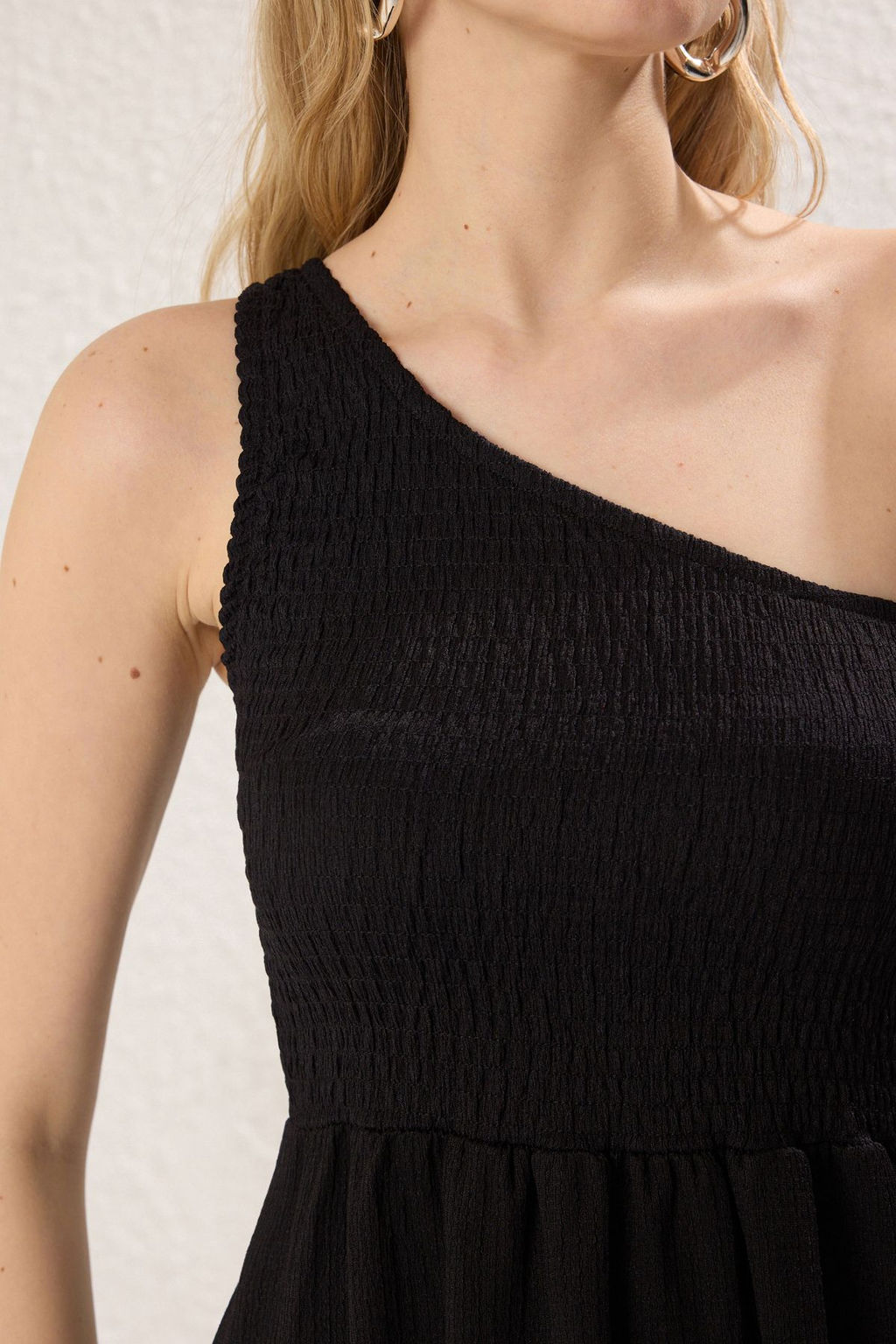 Siyah Duz Gipeli Midi Tek Kol Burumcuk/Dokulu Orme Elbise TWOSS25EL00540 - Trendyolmilla фото 4