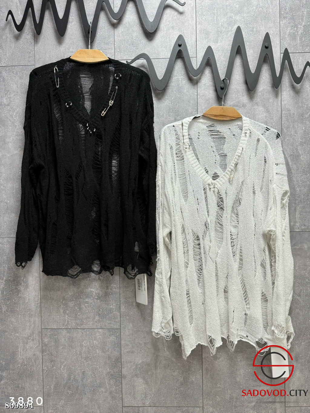 Рваный лонг с булавками