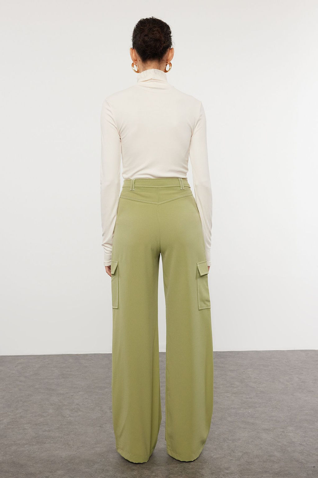 TRENDYOLMILLA Siyah Kargo Genis Paca Kontrast Dikis Detayl? Dokuma Pantolon TWOSS21PL0288  фото 22