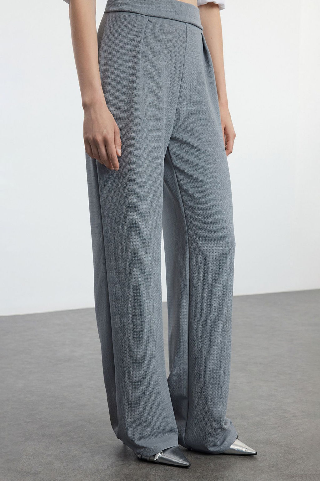 TRENDYOLMILLA Siyah Pileli Wide Leg/Rahat Kesim Orme Palazzo Pantolon TWOSS24PL00038  фото 4