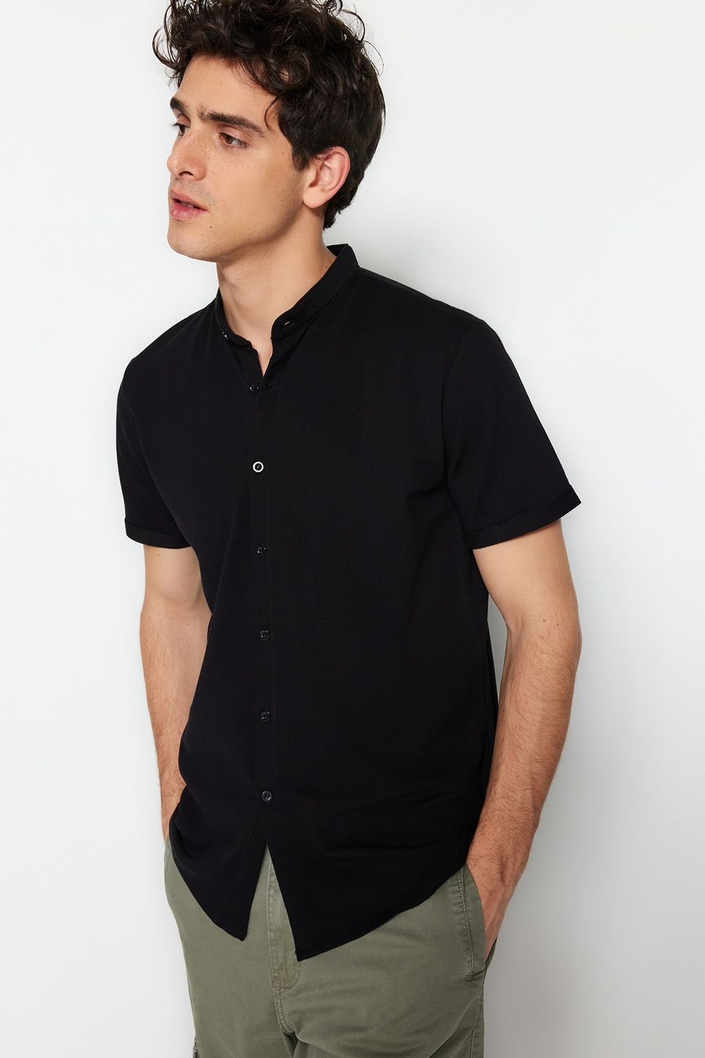 TRENDYOL MAN Siyah Slim Fit Hakim Yaka K?sa Kollu Orme Pike Yazl?k Gomlek TMNSS22GO0025