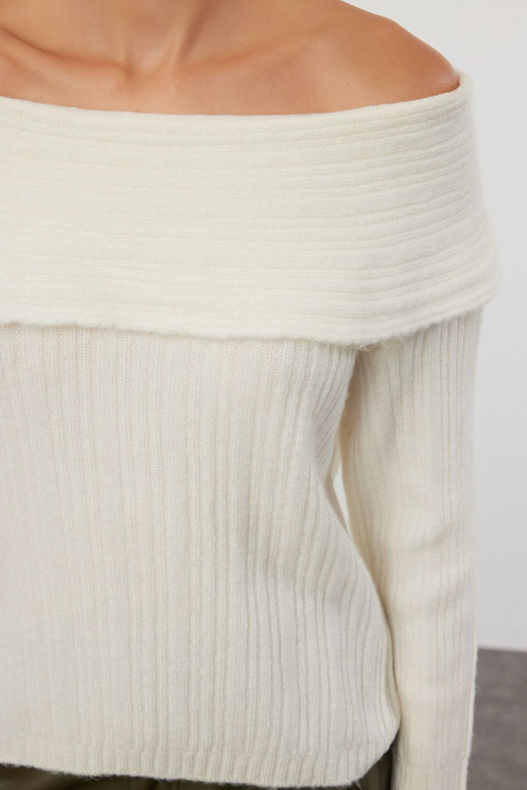 Ekru Yumusak Dokulu Carmen Yaka Triko Kazak TWOAW25KZ00076 - Trendyolmilla фото 4