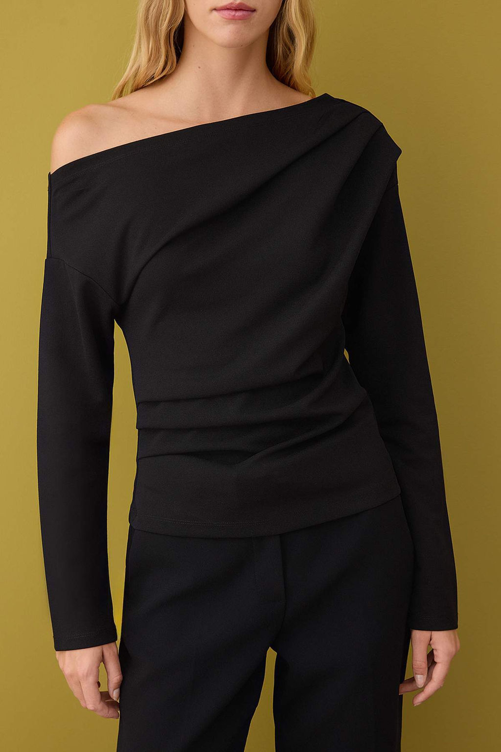 Siyah Buzgu/Drape Detayl? Dokumlu Asimetrik Yaka Orme Bluz TWOAW26BZ00138