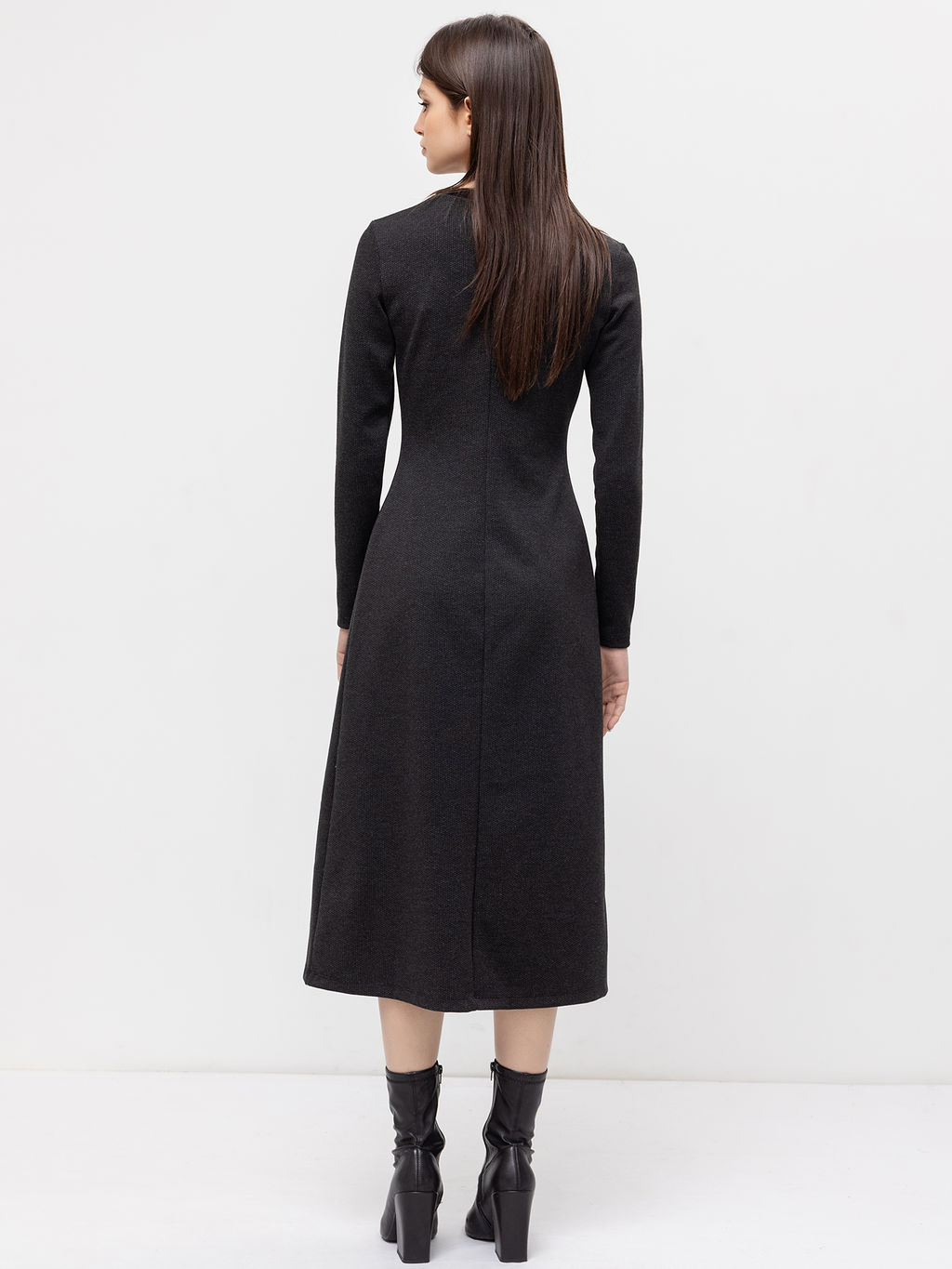 Платье женское миди в цвете фактура на черном - Mark formelle фото 3