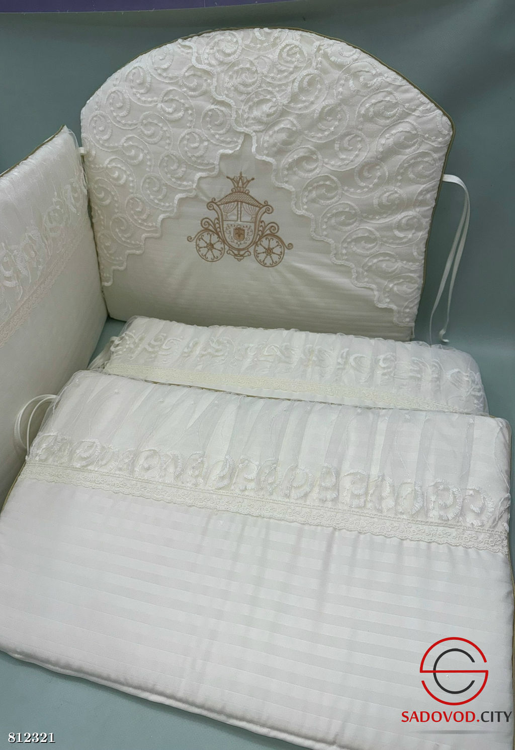 Набор в кроватку включает бортики, балдахин, простыню без резинки, наволочку, подушку и одеяло-пододеяльник.