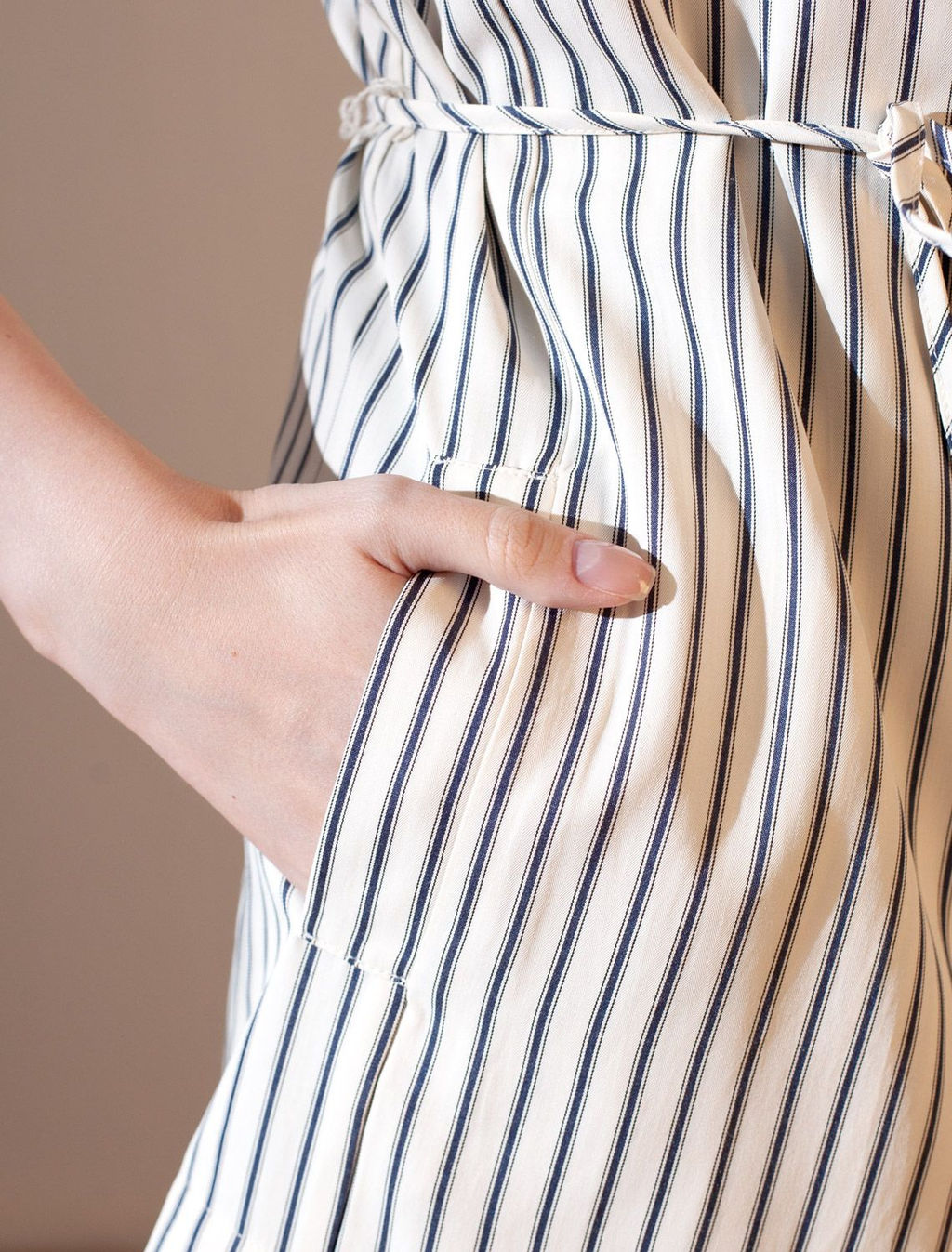 Удлиненный костюмный жилет в полоску с поясом из легкого хлопкового поплина