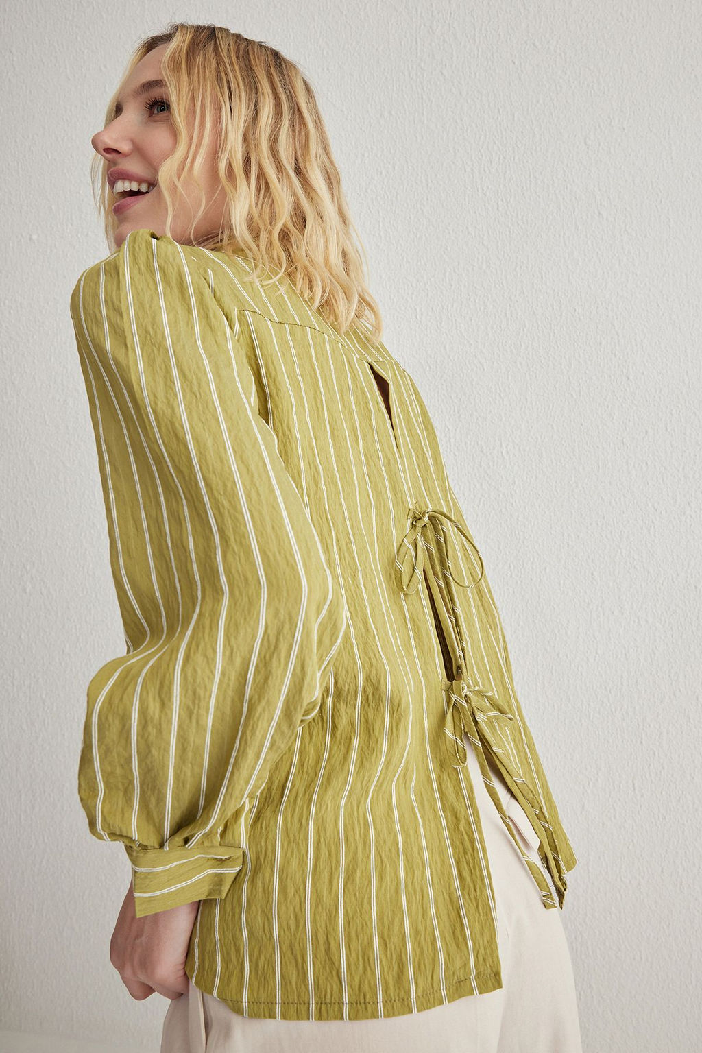 TRENDYOLMILLA Haki Arkas? Baglama Detayl? Cizgili Dugmeli Regular Nomral Kal?p Dokuma Gomlek TWOSS25GO00104  фото 2