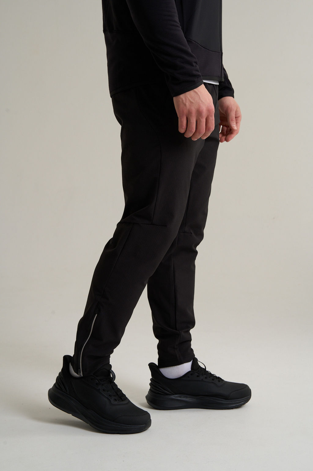 Брюки текстильные утепленные Черный ANTA RUNNING Woven Track Pants фото 4